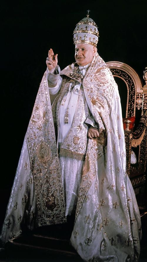 Papst Johannes XXIII. wurde am 27. April heilig gesprochen. Von seinem Pontifikat bleibt vor allem das Zweiten Vatikanische Konzil (1962-65) in Erinnerung, mit dem er der katholischen Kirche vor fünf Jahrzehnten viel frische Luft brachte. In unserer Bildergalerie sehen Sie das Leben von Angelo Giuseppe Roncalli als Papst.