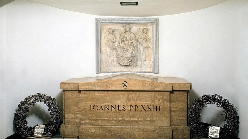 In dem frei gewordenen Grab, das diese undatierte Aufnahme zeigt, wurde am 8. April 2005 Johannes Paul II. beigesetzt.