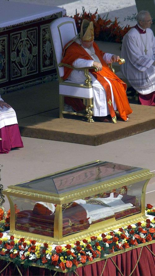 Zu seinem 38. Todestag wurde seine Leiche während einer Messe auf dem Petersplatz aufgebahrt. Seitdem ruht Johannes XXIII. in einem gläsernen Reliquienschrein im Petersdom unter dem Altar des Heiligen Hieronymus.