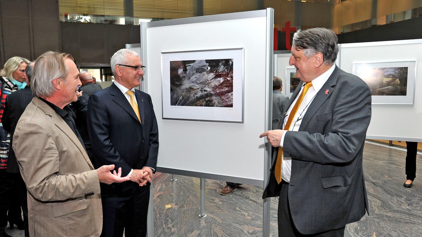 Der ehemalige EN-Fotograf Bernd Böhner eröffnete mit Sparkassenchef Peter Buchmann und Noch-Landrat Eberhard Irlinger (r.) die Ausstellung.