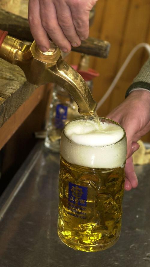 Nur vier der elf beliebtesten Biere 2014 stammen aus Bayern. Den letzten Platz belegt trotz einer Absatzsteigerung um fast fünf Prozent das Augustiner Bräu aus der bayerischen Landeshauptstadt. 1,5 Millionen Hektoliter des Gerstensaftes wurden gekauft.