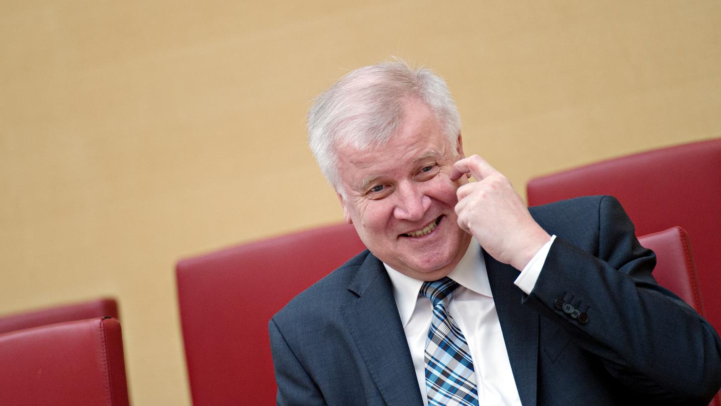Bundesinnenminister Seehofer ist als Parteivorsitzender der CSU angezählt. Eine Entscheidung über seine Zukunft zögert er hinaus.