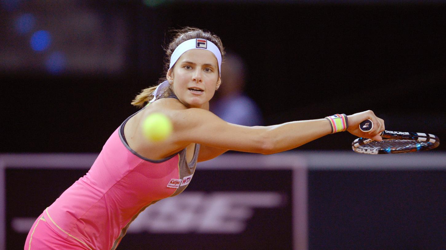 Julia Görges zeigte sich am Mittwoch hoch konzentriert und zog durch einen Zwei-Satz-Erfolg in die nächste Runde des Stuttgarter Tennisturniers ein.