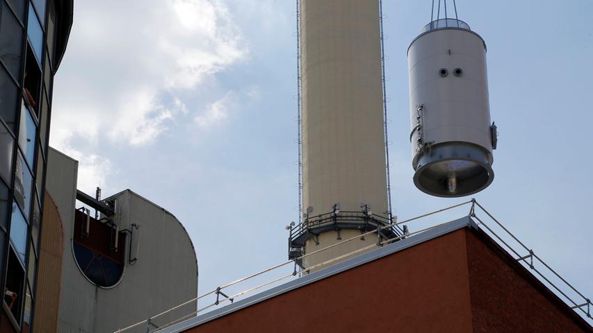 Sandreuth: Kran hievt tonnenschwere Elektro-Heizer ins Kraftwerk