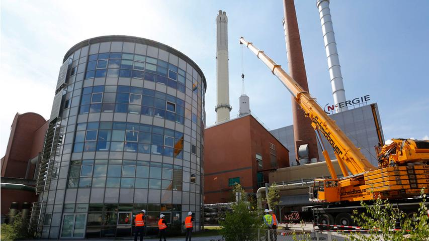 Sandreuth: Kran hievt tonnenschwere Elektro-Heizer ins Kraftwerk