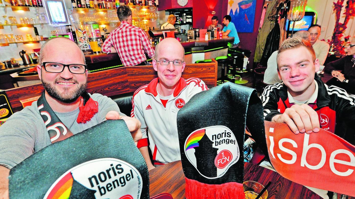 Markus Bär, Andreas Saller und Daniel Hofmann (von links) vom schwul-lesbischen Fanklub „Norisbengel“ treffen sich regel­mäßig in der Kneipe "Cartoon" – und bangen mit dem abstiegsbedrohten Club.