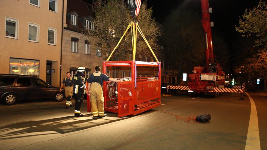 Feuerwehr hebt Übergewichtigen mit Kran aus Fürther Wohnung