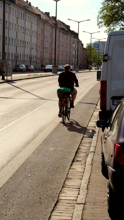 Selbst wenn ein markierter Radstreifen vorhanden ist, bedeutet das nicht immer perfekte Bedingungen für Fahrradfahrer. Wie Jens Ott vom ADFC anmerkt, ist der Radstreifen am Nordring zu schmal. Die Mindestbreite für Radstreifen auf der Fahrbahn beträgt laut StVO 1,50 Meter; die Regelbreite 1,85 Meter. Der ADFC rät jedoch zu großzügigeren Maßen, damit Radfahrer den geforderten Sicherheitsabstand zu parkenden Kfz von einem Meter und Kfz-Fahrer den vorgeschriebenen Überholabstand von 1,50 Meter einhalten können.