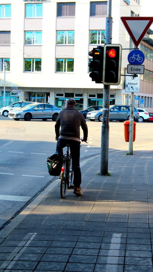 Der Ausgang an der Nordseite des Marientunnels ist dem Fahrradclub ebenso ein Dorn im Auge. Dort endet der Radweg abrupt, der Fahrradfahrer steht dann direkt an der Kreuzung auf dem Gehweg. Will man auf der Fahrbahn geradeaus weiterradeln, kommt man hier leicht rechtsabbiegenden Autos in die Quere.