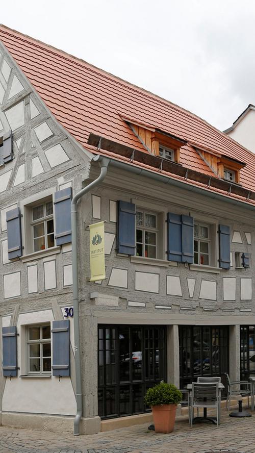 Alle zwei Jahre zeichnet der Fränkische-Schweiz-Verein mit dem Schmuckziegel herausragende fränkische Bauten aus. Aus dem Landkreis Forchheim kommen 2014 neun Preisträger.  Die Note 1 erhielt das Fachwerkhaus in der Hornschuchallee 30 in Forchheim, in dem sich heute das Restaurant "Essecke" befindet.
