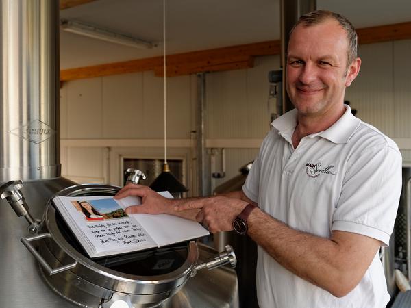 Bierkönigin tauft Lagertanks im Brauhaus Binkert