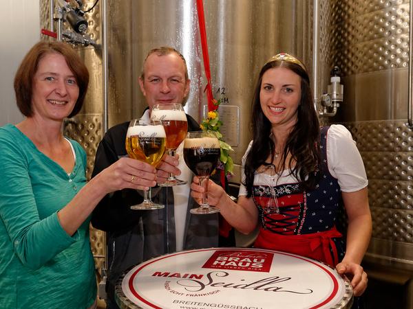 Bierkönigin tauft Lagertanks im Brauhaus Binkert