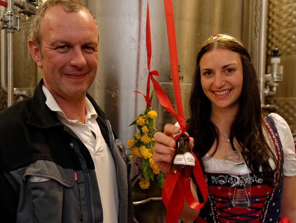 Bierkönigin tauft Lagertanks im Brauhaus Binkert