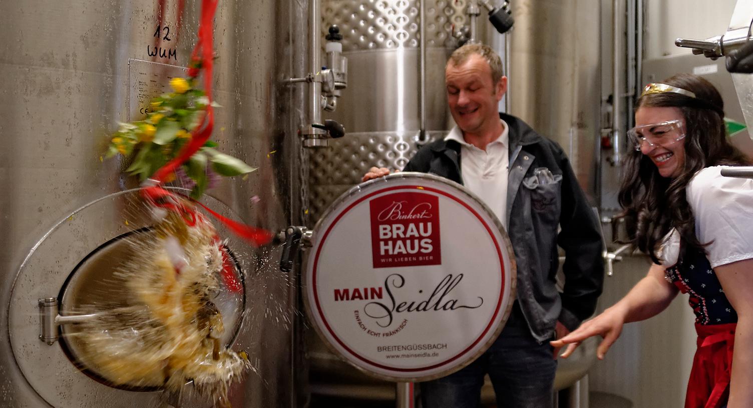 Bierkönigin tauft Lagertanks im Brauhaus Binkert Bierkönigin tauft Lagertanks im Brauhaus Binkert
