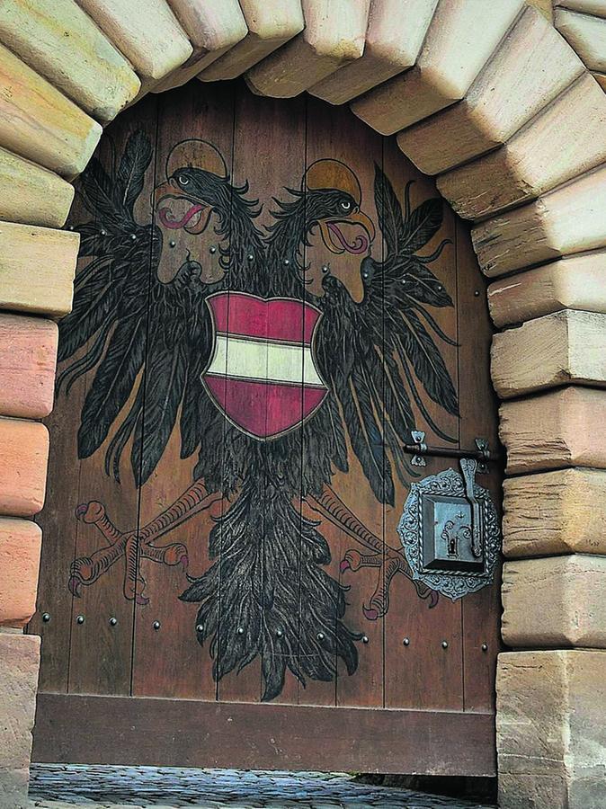 Dieser doppelköpfige Reichsadler ziert ein Tor auf der Kaiserburg.