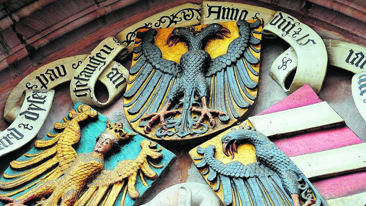An der Mauthalle, von 1498 bis 1502 als größtes Nürnberger Kornhaus erbaut, ziert ein Wappenzeichen den Eingang, das Adam Kraft einst gestaltet hat. Der Hund zeugt von seinem Sinn für Humor.