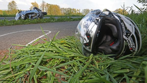 Nur den Helm aufsetzen langt nicht. Der Kopfschutz muss auch immer fest verschlossen sein. Ist er das nicht, kann er während eines Sturzes vom Kopf rutschen - mit dramatischen Folgen. "wir sehen immer wieder schwere Unfälle, weil der Helm zwar aufgesetzt, aber nicht richtig zu war", erklärt Polizeidirektor Werner Meier vom Polizeipräsidium Mittelfranken.