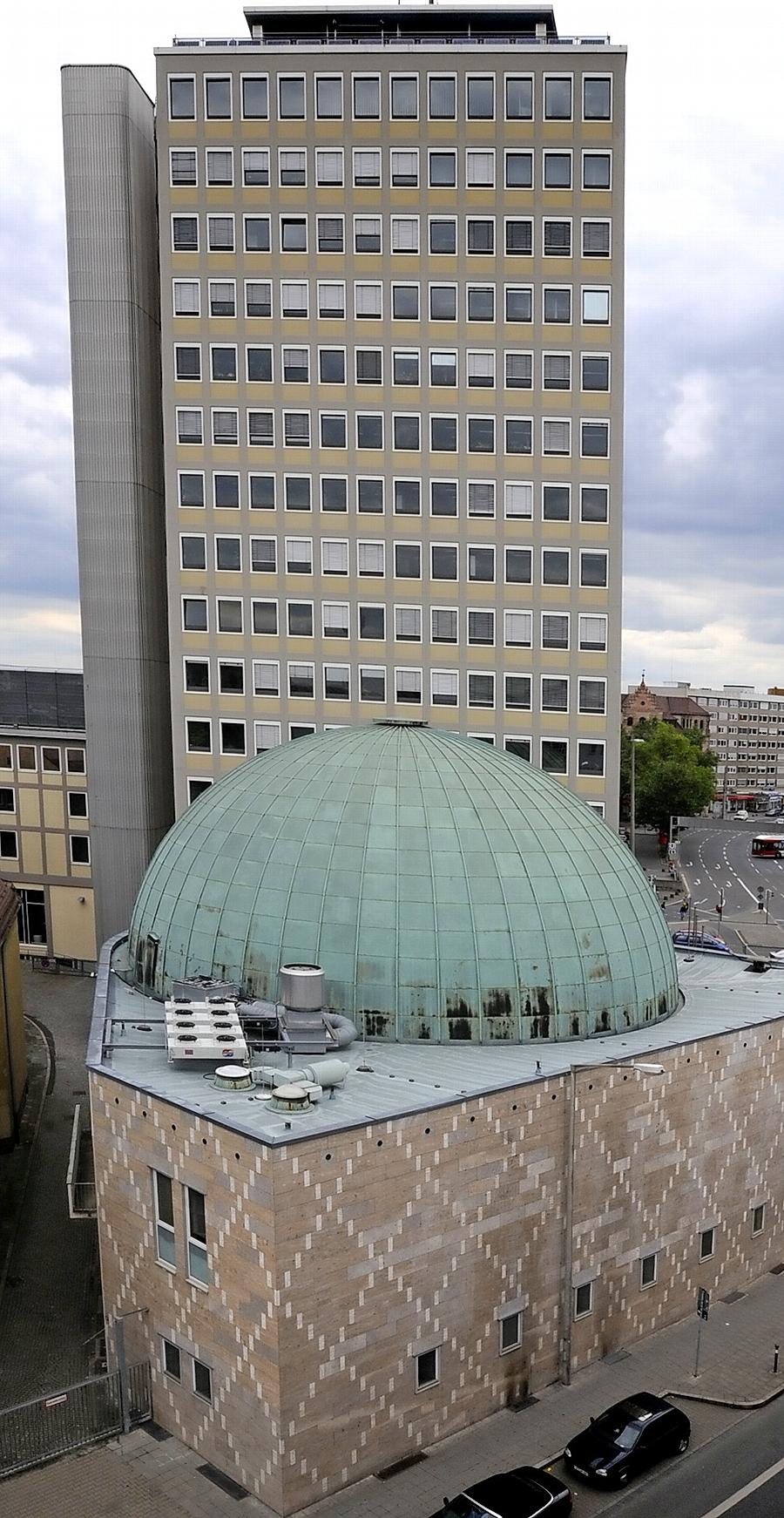 Das Planetarium mit der auffälligen Kuppel. Eine treffende Lösung, um mit raffinierter Technik maßstabsgetreu den Sternenhimmel zu projizieren.