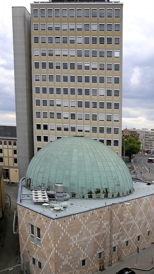 Das Planetarium mit der auffälligen Kuppel. Eine treffende Lösung, um mit raffinierter Technik maßstabsgetreu den Sternenhimmel zu projizieren.