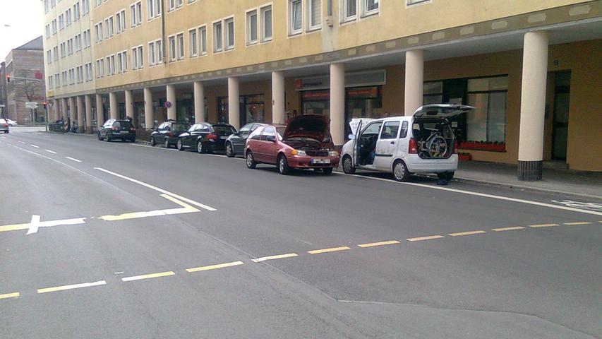 ... Autofahrer, die Fahrradstreifen -  wie hier in der Willstraße - als Parkplätze "missbrauchen".