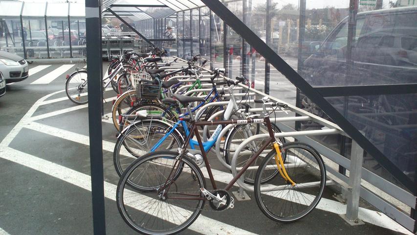 Fahrrad-Abstellanlagen sind immer wieder ein Thema auf Nürnberg2rad. Diesen Supermarkt lobt Quirinus: "Perfekt! Super Bügel und Überdachung". Anders sieht es dagegen bei ...