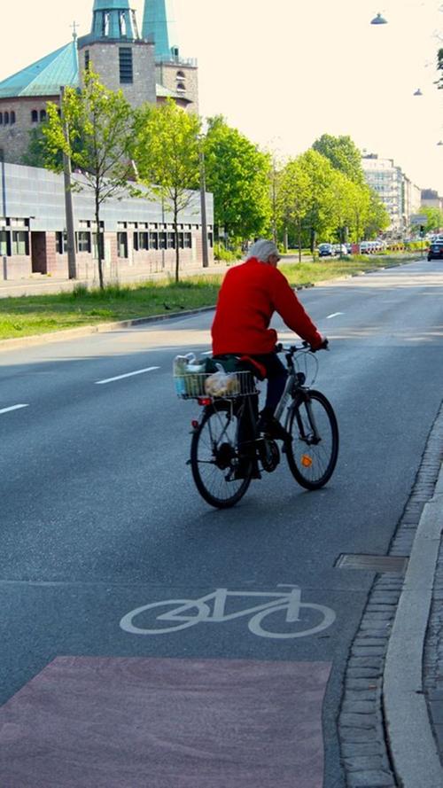 Doch nicht nur erhöhte Fahrradwege enden häufig von einem Meter auf den anderen: Auch auf der Fahrbahn markierte Radstreifen hören vielerorts plötzlich auf - so zum Beispiel in der Äußeren Bayreuther Straße in Richtung Stadtpark.