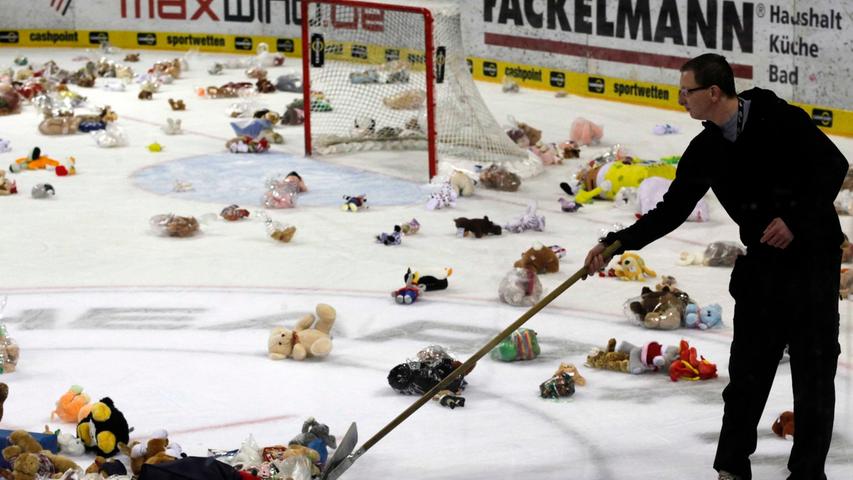 Am 28. Spieltag wurde es bärig in der Arena: Die Eisbären aus Berlin bekamen beim 5:1 keine Tatze auf das Eis, während nach dem Spiel Plüschbären für einen guten Zweck auf's Eis geworfen wurden.