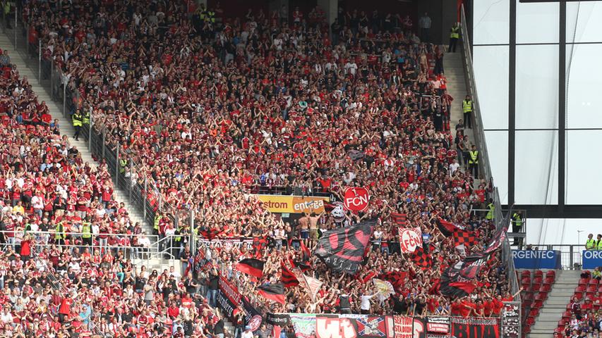 An mangelnder Untersützung der Fans liegt es sicher nicht, dass der 1. FC Nürnberg mit einem Bein in der zweiten Liga steht. Knapp 3500 Club-Fans sind angesichts des guten Beginns in Mainz (noch) zuversichtlich.