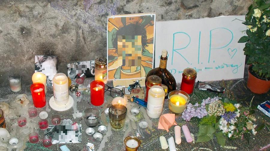 Blumen und Kerzen erinnern  im Marientunnel an den verunglückten 21-Jährigen.