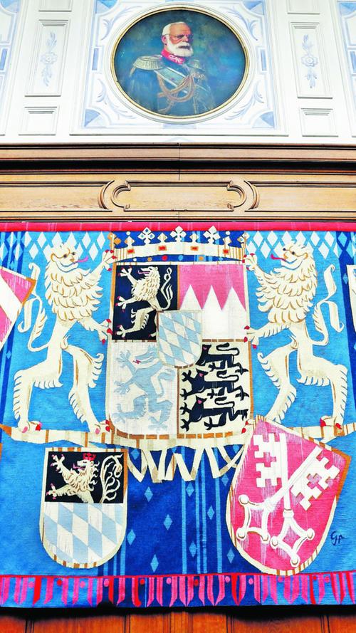 Im Königssaal, dem Repräsentationssaal neben der Bibliothek (rechts im Bild) schmücken die Wappen der Städte, deren Landgerichte zum OLG Bezirk Nürnberg gehören, die Wand: Nürnbergs Adler, Fürths Kleeblatt, der Amberger Löwe, die Regensburger Schlüssel, die grüne Weide von Weiden und Ansbachs Fische.