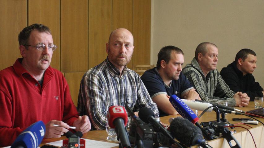 ...  27. April  präsentierten die prorussischen Separatisten mehrere festgesetzte OSZE-Beobachter der Presse, darunter auch den Deutschen Axel Schneider (zweiter von links).