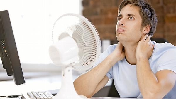 Auf den Ventilator als Freund und Helfer an heißen Tagen ist kaum zu verzichten. Vor allem, wenn man zum Beispiel ohne Klimaanlage im Büro sitzt oder auch sonst keine Chance auf ein frisches Lüftchen hat. Für alle, denen der einfache Luftzug nicht mehr reicht, gibt es einen Life-Hack: Einfach eine Schüssel mit Eiswürfeln vor den Ventilator stellen. Das empfiehlt auch die Bundeszentrale für gesundheitliche Aufklärung (BZgA). Alternativ können Sie auch zum traditionellen Fächer greifen.
