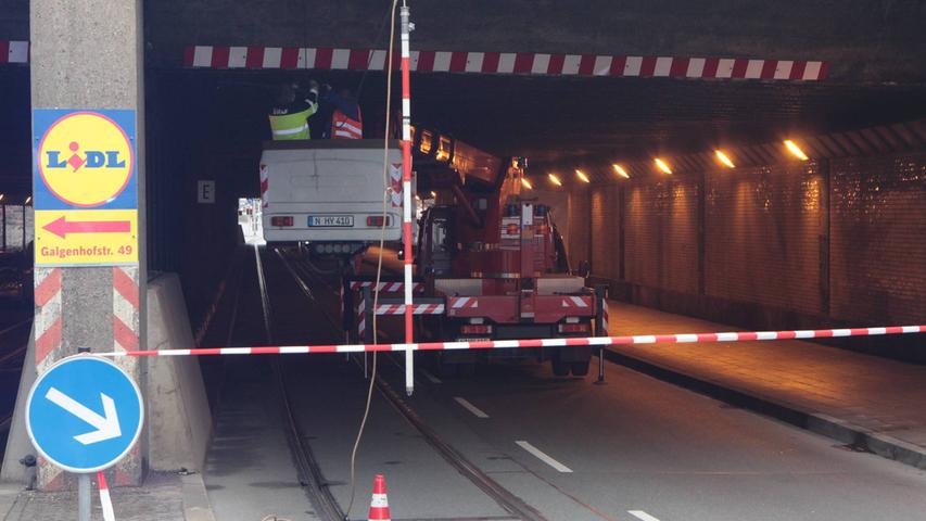 Während dieser Zeit war die Fahrbahn in Richtung Südstadt gesperrt, weder Straßenbahn noch Autos konnten den Tunnel passieren.