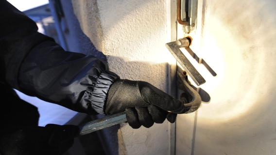 Einbrecher stahlen in Speichersdorf Waschmaschine und Bargeld aus Haus