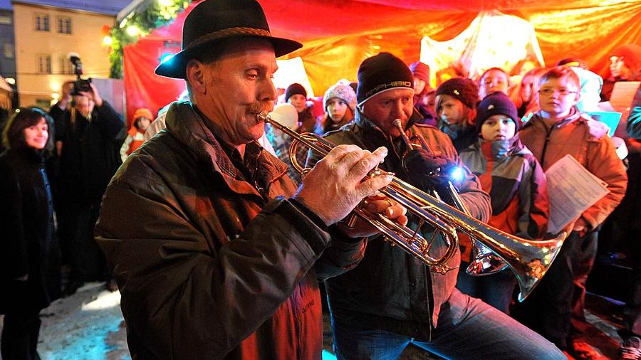 Posaunentöne  erklingen auf der Bühne der Fürther Altstadtweihnacht auf dem Waagplatz und versetzen die Besucher in besinnliche Stimmung.