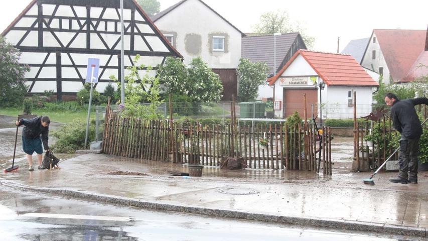 Land unter: Starker Regen überflutet Keller in Großbellhofen
