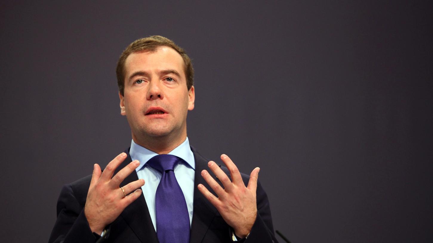 Russischer Ministerpräsident Medwedew und seine komplette Regierung treten überraschend zurück.