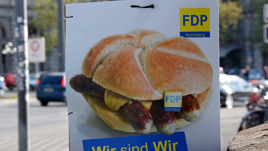 Auch die Liberalen geben auf den Plakaten ihren Senf dazu. Passend zu Nürnberg gibt es "Drei im Weckla" gleich dazu.