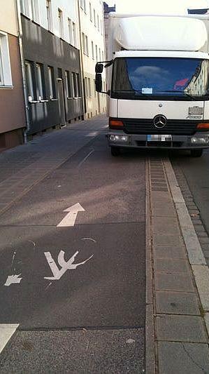 Nicht immer liegt die Gefahr also nur in mangelhaft markierten Radwegen. Viel zu oft parken Autofahrer ihre Fahrzeuge falsch...