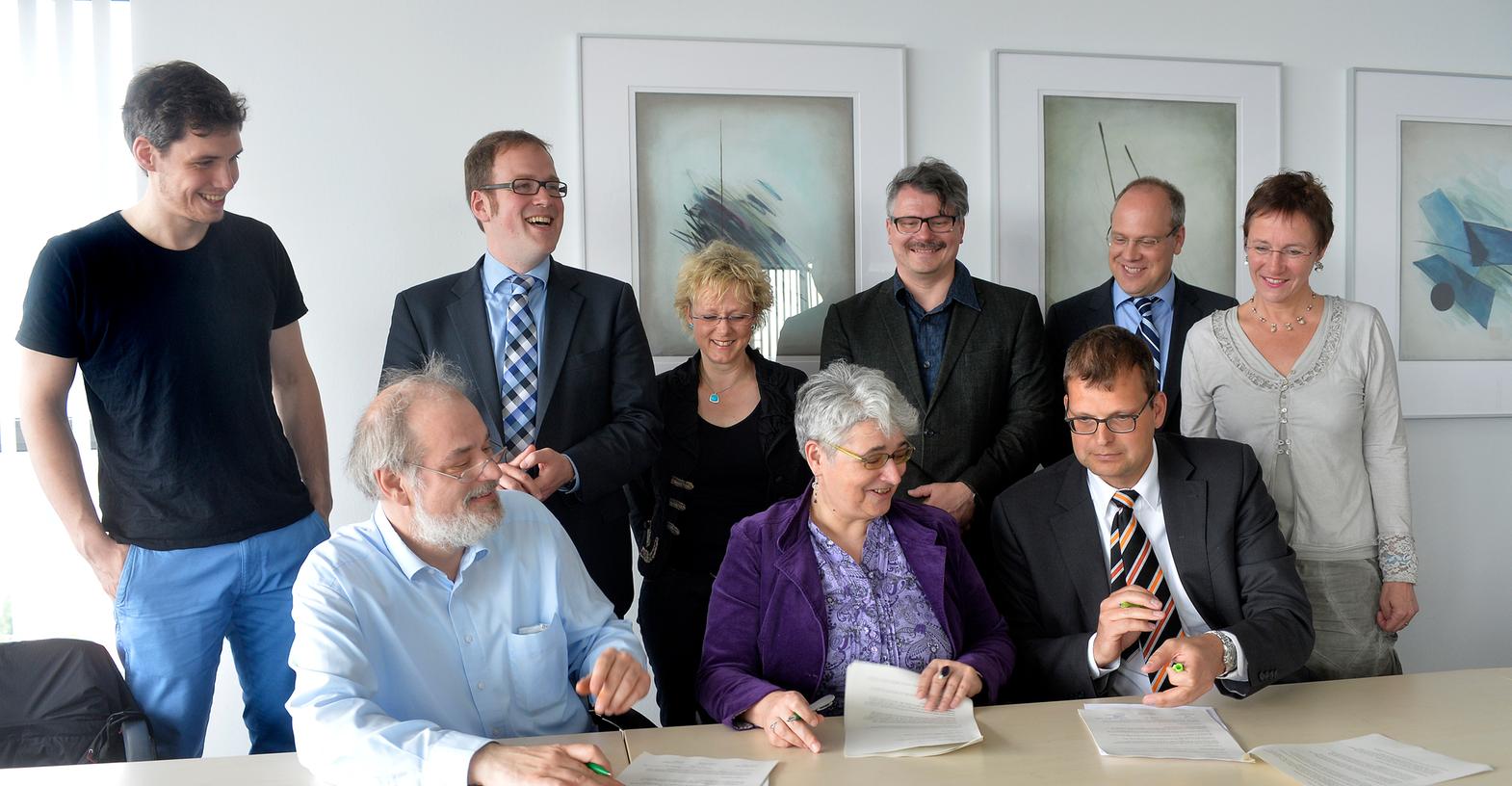 SPD, Grüne und FDP unterzeichnen Koalitionsvertrag