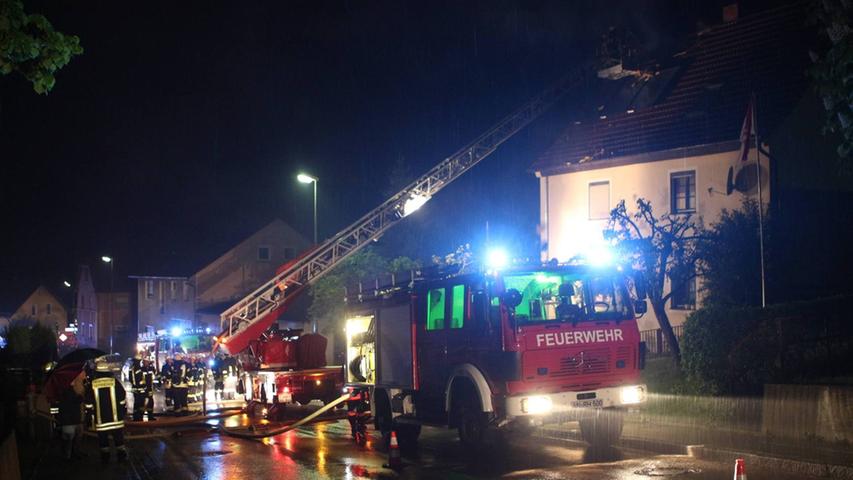 150.000 Euro Schaden: Blitzeinschlag setzt Wohnhaus in Brand
