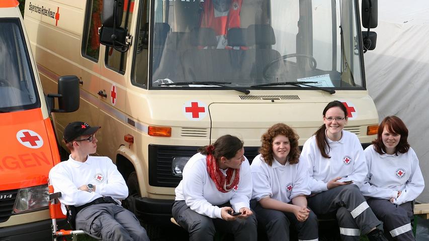 Wo viele Menschen feiern, dürfen sie nicht fehlen: Die Helfer vom Roten Kreuz, die sich sicherlich über möglichst wenig Einsätze freuen würden.