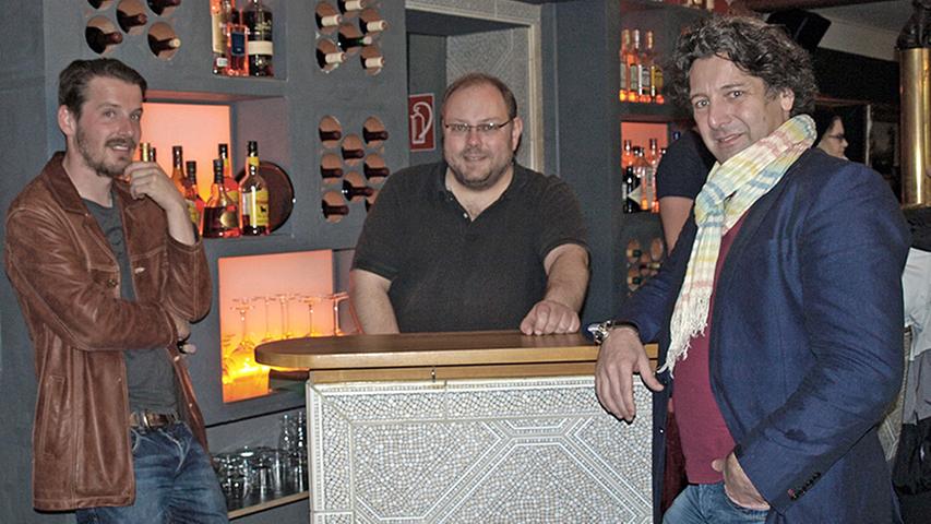 "Man kennt sich einfach in Gostenhof", scherzt Volker Och. Der Stammgast (rechts) und die beiden Wirte Harald Felker (Mitte, 41) und Jakob Giese (31) kannten sich schon vor der Eröffnung des Mops von Gostenhof . Zwei bis drei Mal die Woche kommt Volker vorbei und vor allem die stetig wechselnden Biersorten haben es ihm angetan. Im Mops gibt es zwölf feste Biersorten, dazu drei vom Fass und dazu noch Spezialbiere. Wie zum Beispiel momentan das Blümla - ein Sommerbier. "Wir zelebrieren hier eben noch Bierkultur", sagt Harald. "Das Publikum ist total bunt gemischt. Manchmal kommt man rein und denkt, jetzt kenn ich die meisten, und dann entdeckt man trotzdem ständig neue Gesichter", lacht Jakob. Was Volker besonders am Mops mag ist, dass es eben einen roten Faden gibt. "Die Getränke und auch die Snacks die hier angeboten werden, werden aus der Gegend bezogen und man weiß einfach, was dahinter steht." So fügt Harald noch hinzu: "Wir wollten einfach nur den Alkohol ausschenken, den wir selbst auch gerne trinken, und das zu guten Preisen. "Man kennt sich einfach in Gostenhof", scherzt Volker Och. Der Stammgast (rechts) und die beiden Wirte Harald Felker (Mitte, 41) und Jakob Giese (31) kannten sich schon vor der Eröffnung des Mops von Gostenhof . Zwei bis drei Mal die Woche kommt Volker vorbei und vor allem die stetig wechselnden Biersorten haben es ihm angetan. Im Mops gibt es zwölf feste Biersorten, dazu drei vom Fass und dazu noch Spezialbiere. Wie zum Beispiel momentan das Blümla - ein Sommerbier. "Wir zelebrieren hier eben noch Bierkultur", sagt Harald. "Das Publikum ist total bunt gemischt. Manchmal kommt man rein und denkt, jetzt kenn ich die meisten, und dann entdeckt man trotzdem ständig neue Gesichter", lacht Jakob. Was Volker besonders am Mops mag ist, dass es eben einen roten Faden gibt. "Die Getränke und auch die Snacks die hier angeboten werden, werden aus der Gegend bezogen und man weiß einfach, was dahinter steht." So fügt Harald noch hinzu: "Wir wollten einfach nur den Alkohol ausschenken, den wir selbst auch gerne trinken, und das zu guten Preisen.