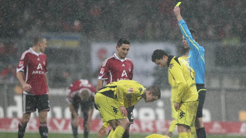 Ein Dortmunder windet sich zwei Minuten vor Ende der regulären Spielzeit am Boden, während Ilkay Gündogan von Michael Weiner nach seinem Frustfoul zum ersten Mal im Saisonverlauf den gelben Karton vorgehalten bekommt.