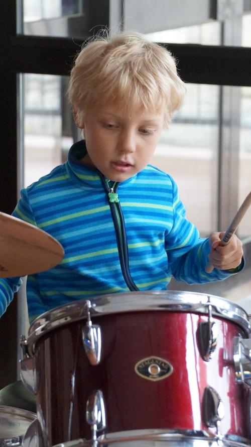 Aber auch an andere Instrumente dürfen sich die Kinder wagen. Ob Schlagzeug, das laut durch die Aula schallt ...