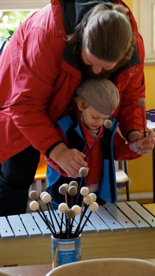 Sigrid Lukas unterrichtet auch die Eltern-Kindgruppen, bei denen die Kleinkinder bereits ab eineinhalb Jahren teilnehmen dürfen. Hier geht es aber vor allem um die spielerische Herangehensweise an Musik durch Kinderlieder und das Erfahren erster Klanginstrumente.