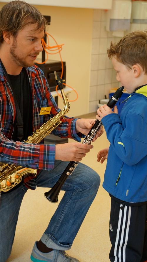 ... oder Klarinette, die Instrumentallehrer der Musikschule, wie Saxophon- und Klarinettenlehrer Peter Saam, ermutigen die Kinder, erste Übungen an den Instrumenten zu probieren.