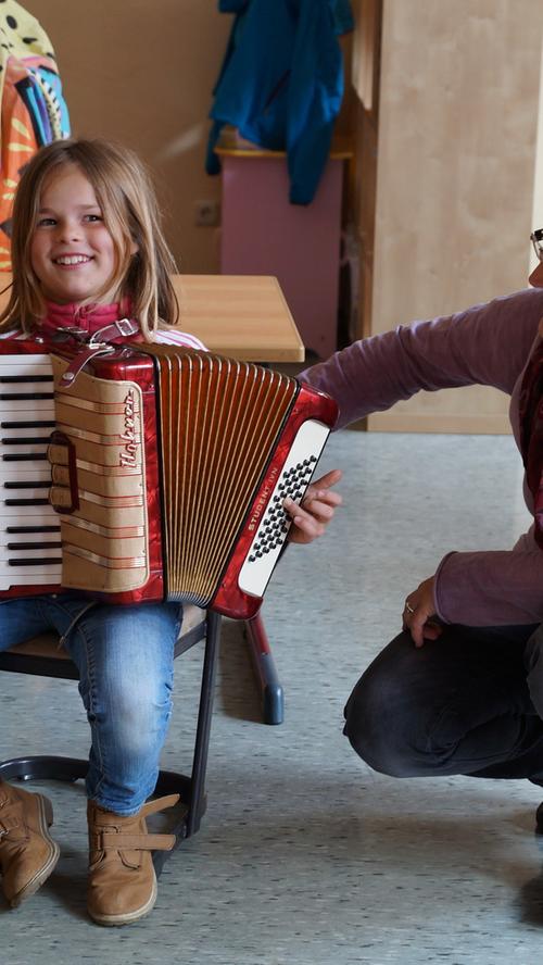 Die achtjährige Franka Böhme sucht nach einer Alternative zur Blockflöte und findet am Akkordeon Gefallen. Sigrid Lukas hat zwar momentan noch keine Schüler, die das Akkordeon erlernen möchten, hofft aber, dass sich das bald ändert: "Das Akkordeon kommt wieder mehr in Trend."
