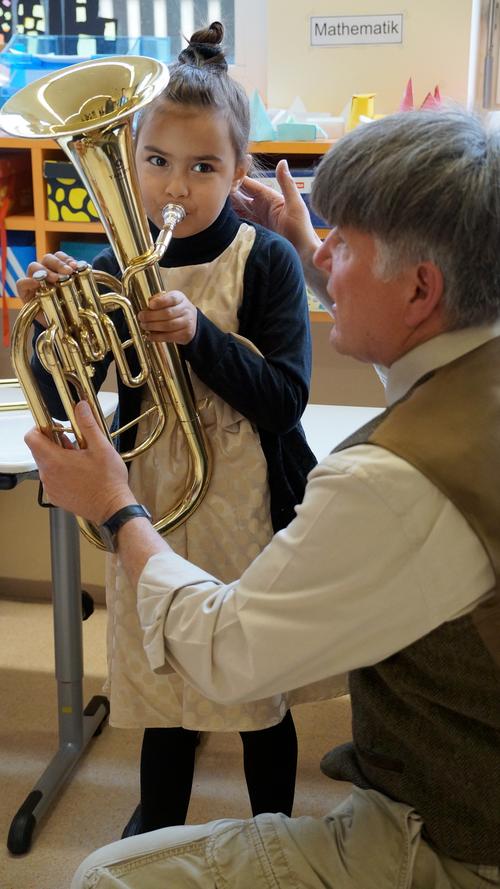 Neben der Grundausbildung unterrichtet der 49-jährige Jürgen Hiltl auch Kontrabass und Trompete. Bei ihm dürfen Kinder und Erwachsene die Blechblasinstrumente einmal ausprobieren ...