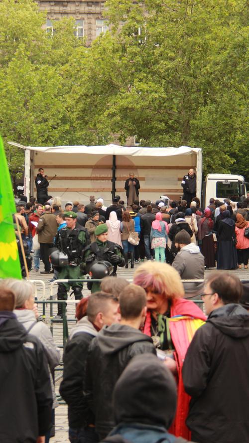 Mehrere Salafisten trafen sich am Samstagnachmittag auf dem Nürnberger Jakobsplatz zu einer Kundgebung - mit rechtsstaatlichen Mitteln ließ sich die Veranstaltung nicht verhindern.